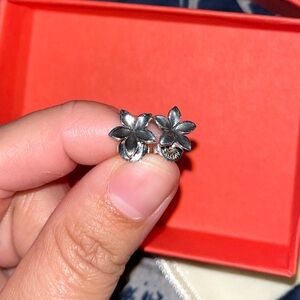 Retired James Avery Dainty flower stud earrings.